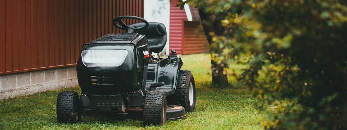 Robot cortacésped Gardena SILENO y Husqvarna Automower trabajando en jardín