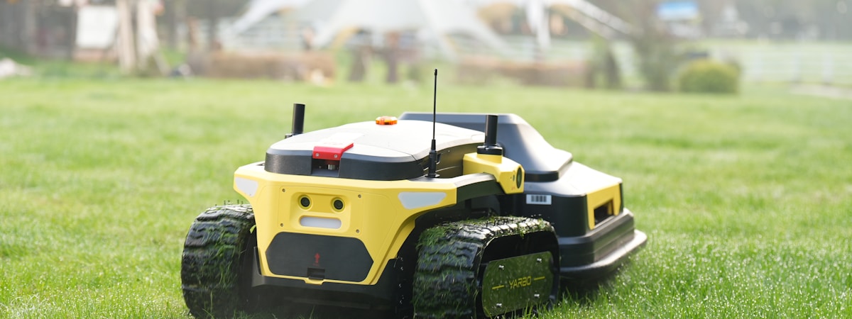 Robot cortacésped Husqvarna Automower cortando césped en jardín familiar